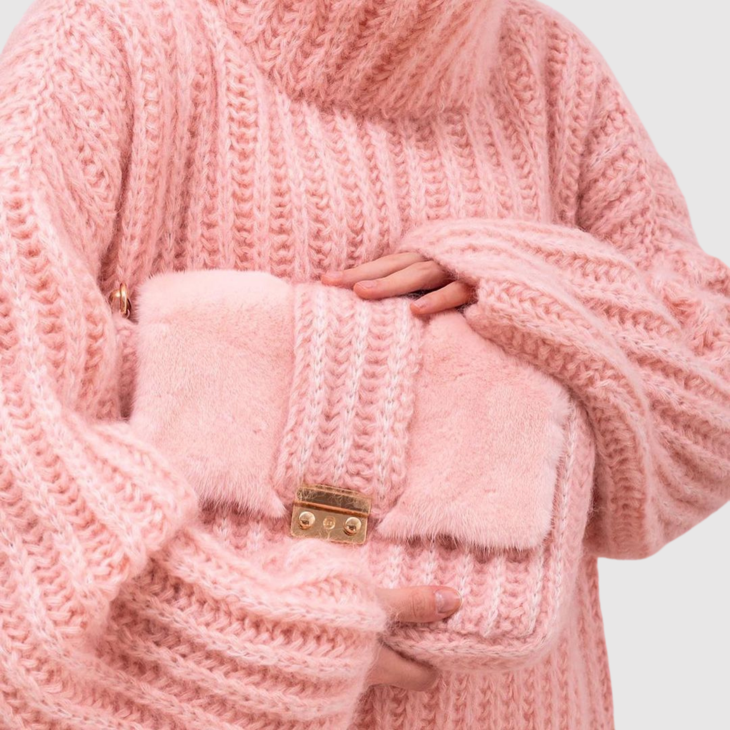 Nora – Svetřík s měkkým objemem