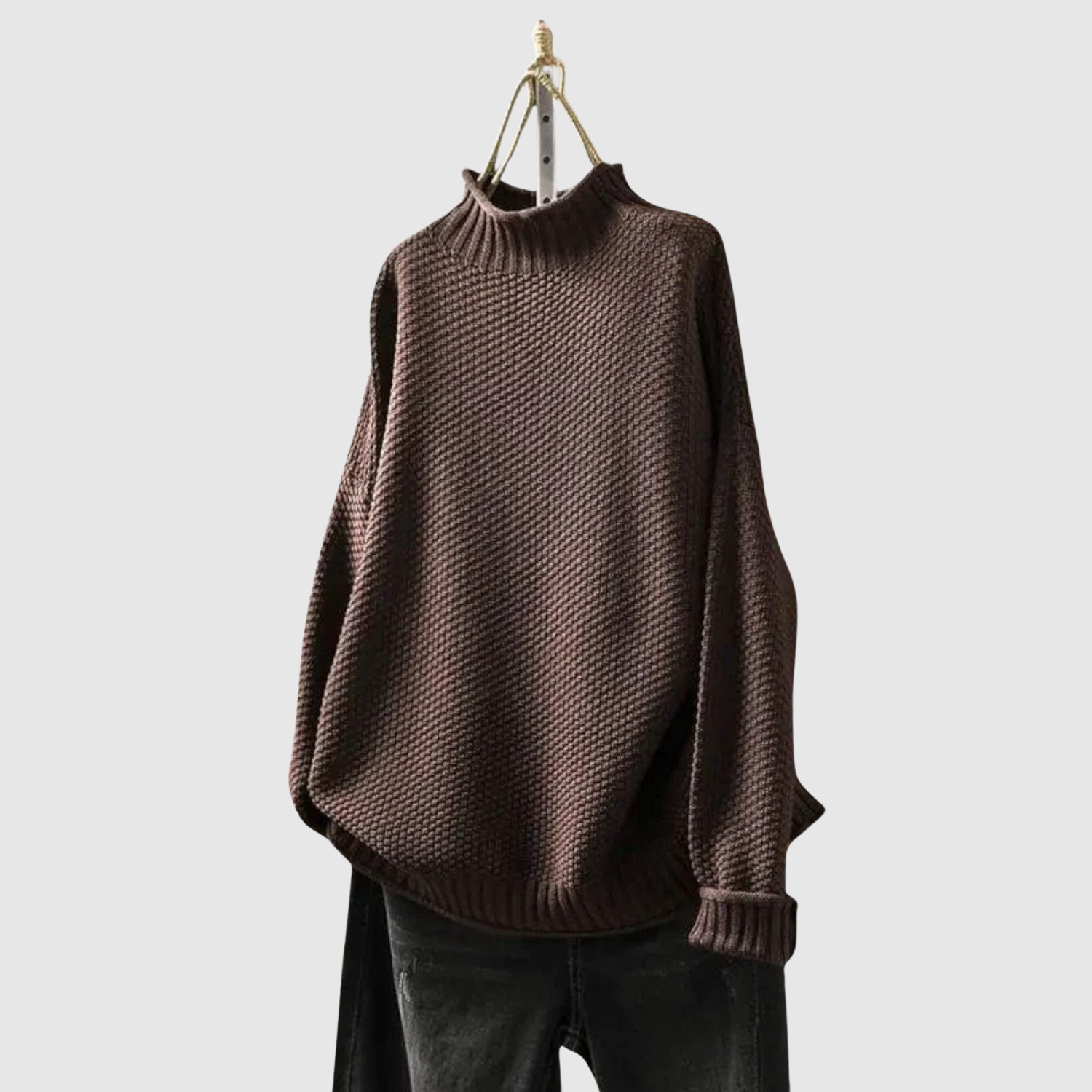 Nora – Strukturální svetr s volným střihem a vysokým límcem