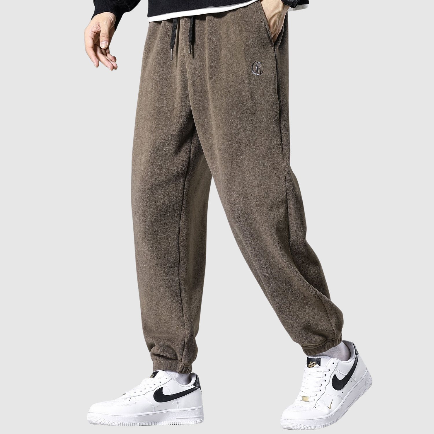 Denis – Minimalistické joggers s logem